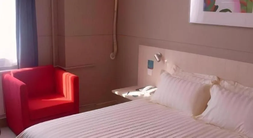 Bed in Jinjiang Inn Qingdao Wuxi Square Nanjing Road Metro Station