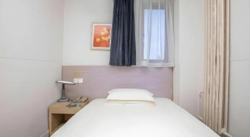 Bed in Jinjiang Inn Qingdao Wuxi Square Nanjing Road Metro Station