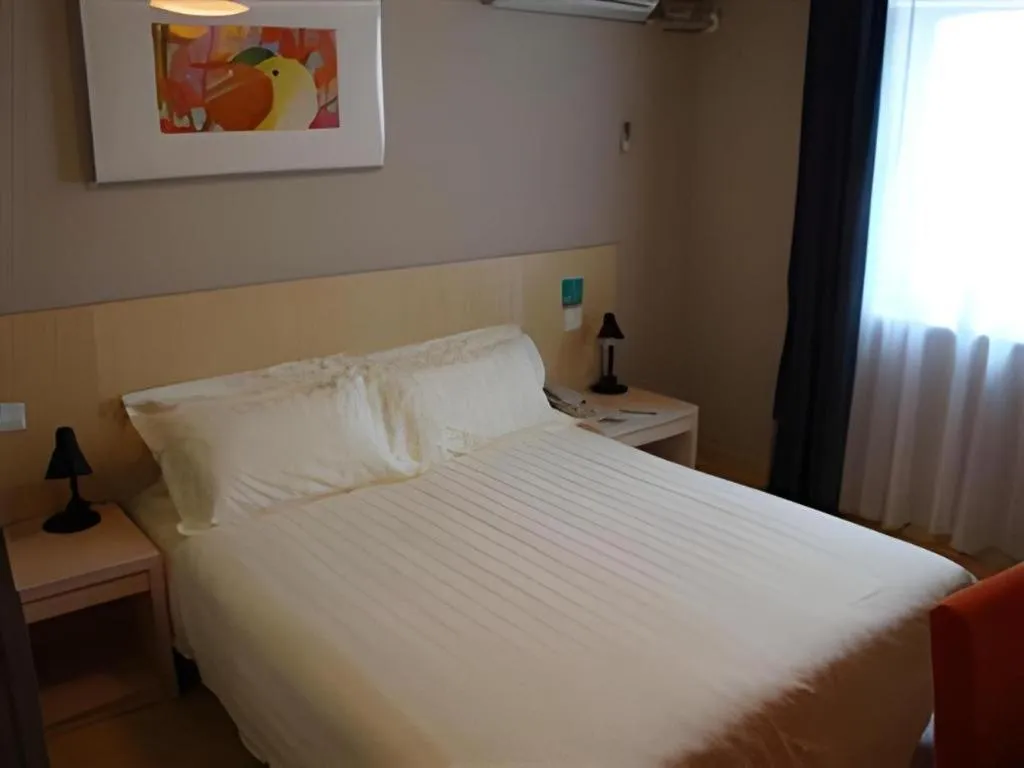 Bed in Jinjiang Inn Qingdao International Exhibition Center Haier Road