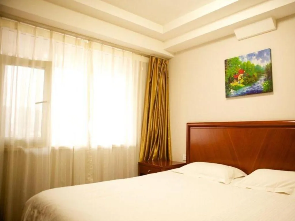 Bed in GreenTree Inn Yantai Xingfu Road Marina Plaza Express Hotel