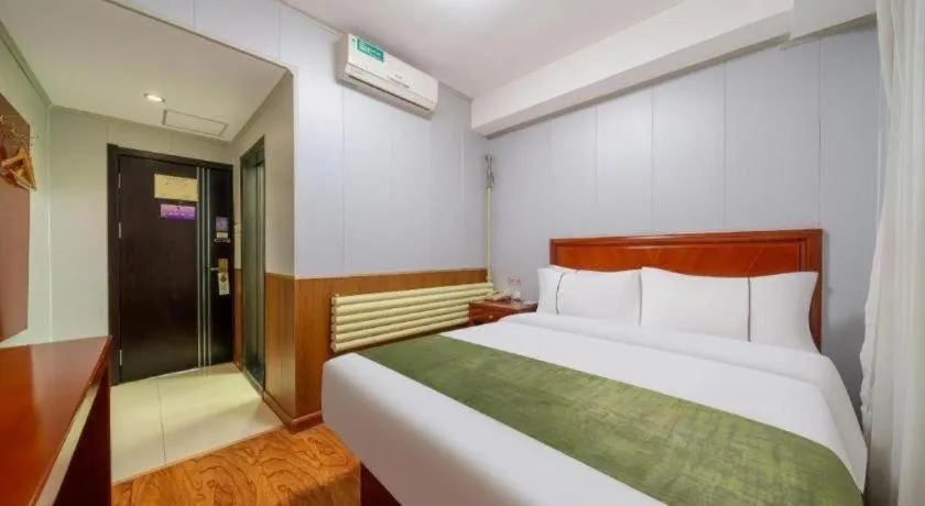 Bed in GreenTree Inn Yantai Xingfu Road Marina Plaza Express Hotel