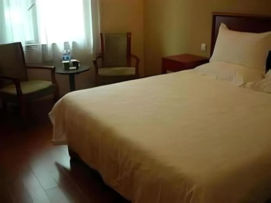 Bed in GreenTree Inn Taicang Baolong Square Hotel
