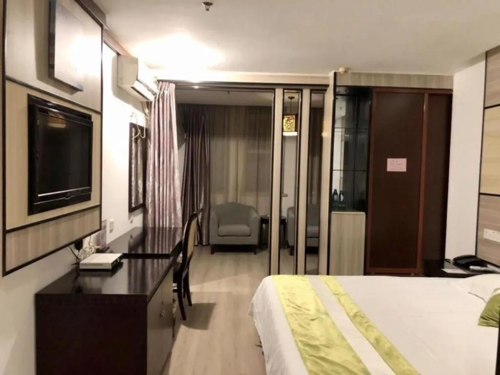 Bed in GreenTree Inn Taicang Baolong Square Hotel