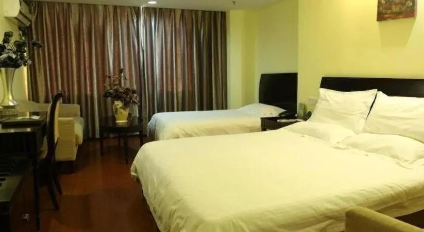 Bed in GreenTree Inn Taicang Baolong Square Hotel