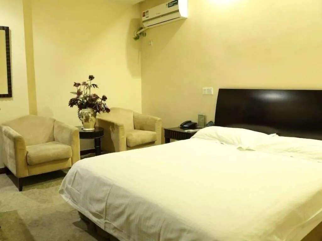 Bed in GreenTree Inn Taicang Baolong Square Hotel