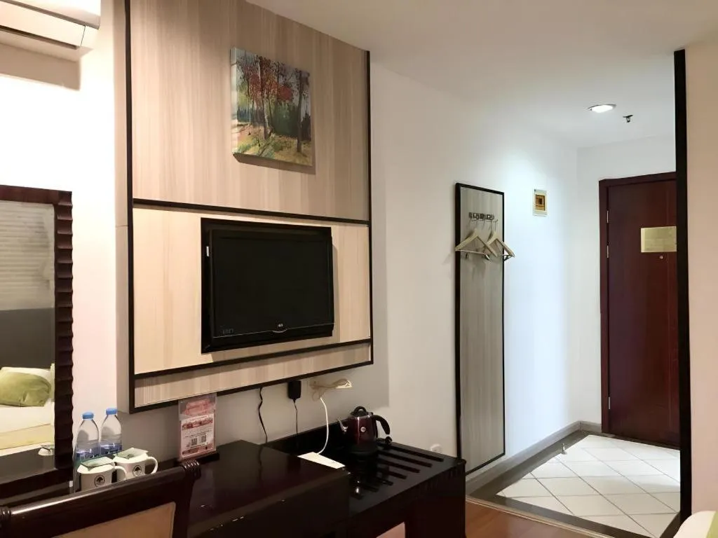 Bed in GreenTree Inn Taicang Baolong Square Hotel