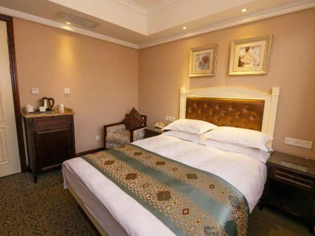 Bed in Hangzhou Silver Star Hotel