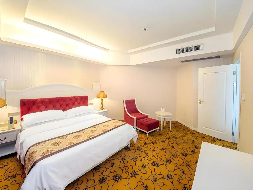 Bed in Vienna Hotel Guangxi Guilin 7-Star Wanda Plaza