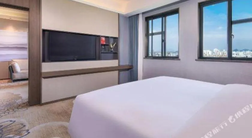 Bed in Vienna Hotel Guangxi Guilin 7-Star Wanda Plaza