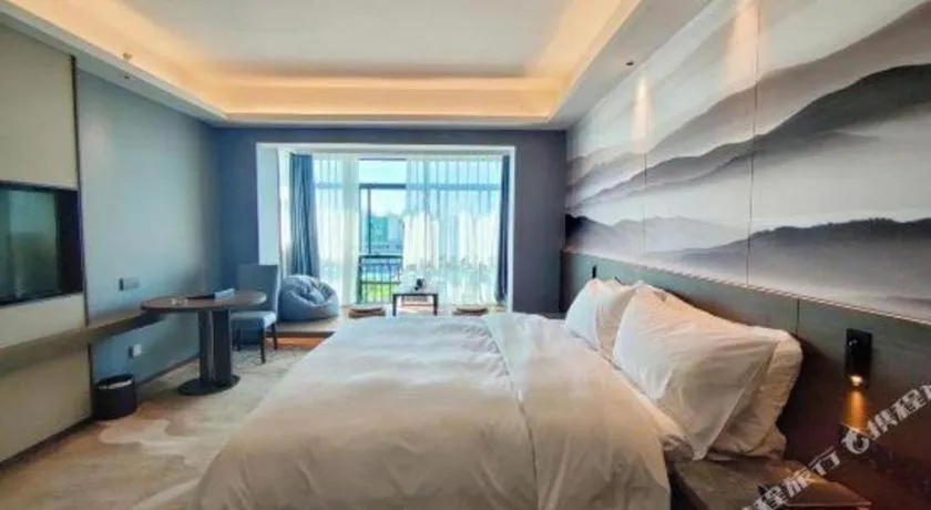 Bed in Vienna Hotel Guangxi Guilin 7-Star Wanda Plaza