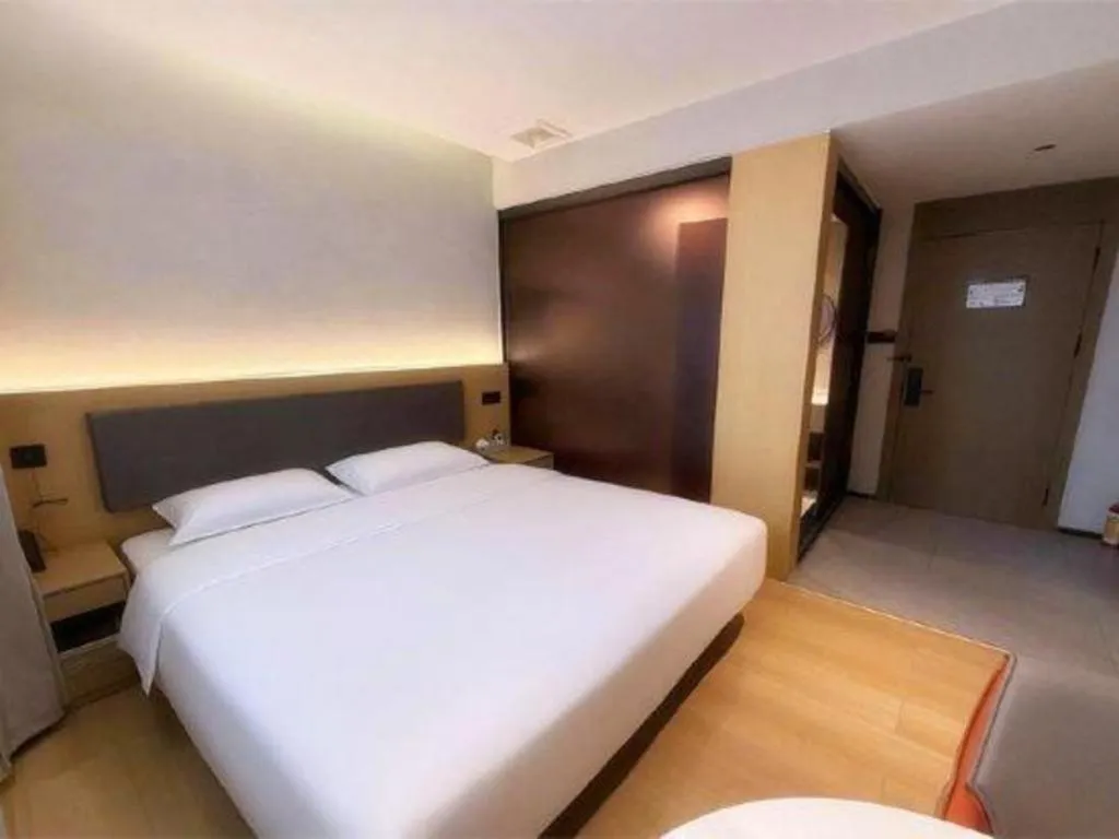 Bed in GreenTree Inn Guangzhou Panyu Bus Station Business Hotel