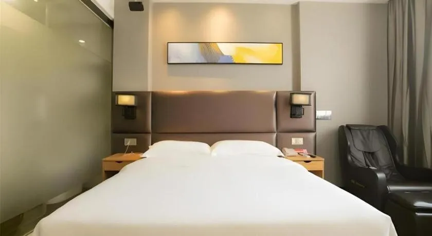 Bed in GreenTree Inn Guangzhou Panyu Bus Station Business Hotel