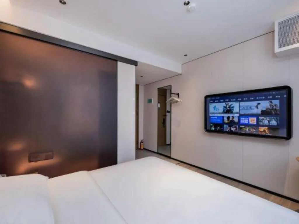 Bed in GreenTree Inn Guangzhou Panyu Bus Station Business Hotel