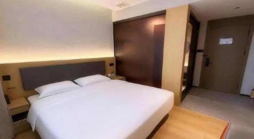 Bed in GreenTree Inn Guangzhou Panyu Bus Station Business Hotel