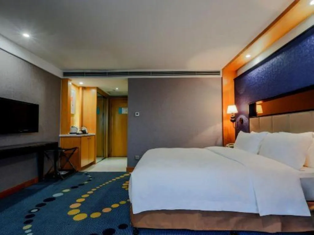 Bed in Grand Skylight Hotel KaiMei