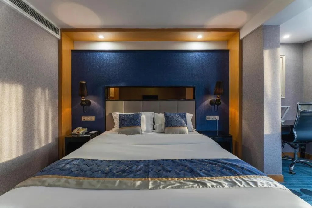 Bed in Grand Skylight Hotel KaiMei