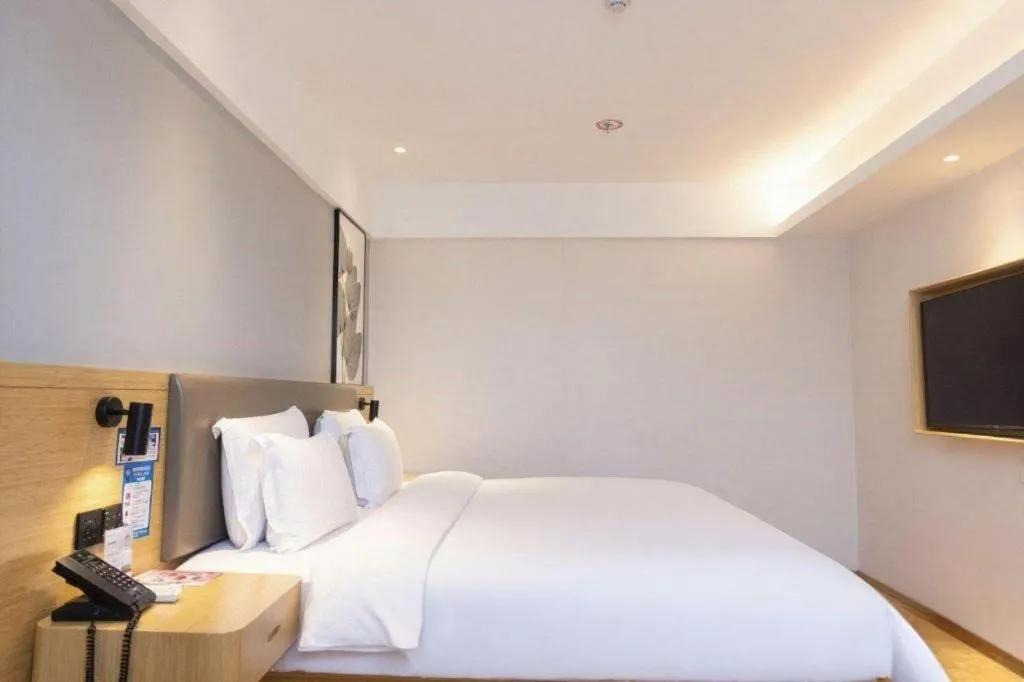 Bed in GreenTree Inn Lianyungang Suning Square Hualian Mantion Hotel