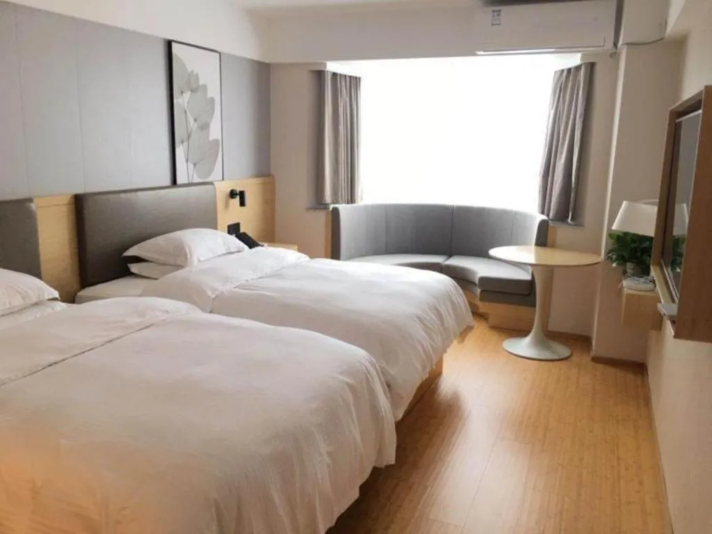 Bed in GreenTree Inn Lianyungang Suning Square Hualian Mantion Hotel