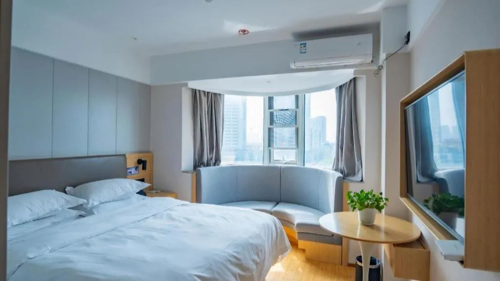Bed in GreenTree Inn Lianyungang Suning Square Hualian Mantion Hotel