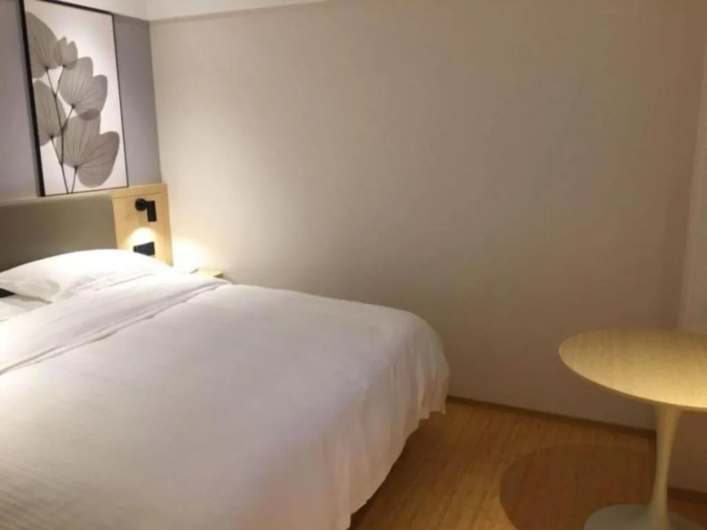 Bed in GreenTree Inn Lianyungang Suning Square Hualian Mantion Hotel