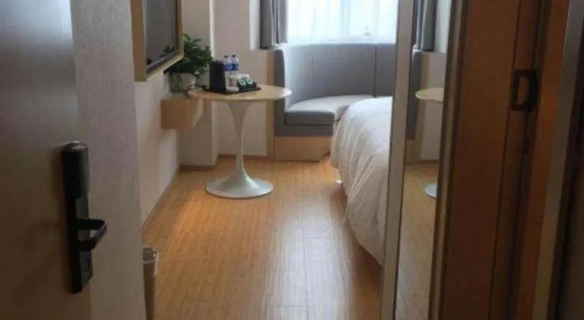 Bed in GreenTree Inn Lianyungang Suning Square Hualian Mantion Hotel