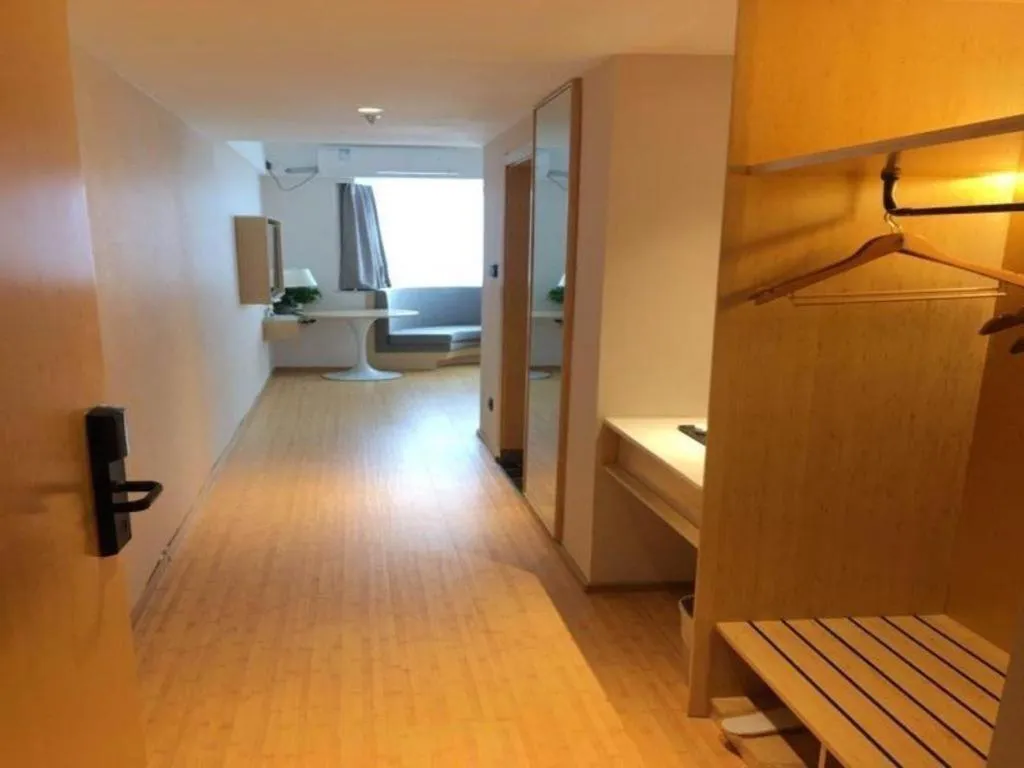 Bed in GreenTree Inn Lianyungang Suning Square Hualian Mantion Hotel