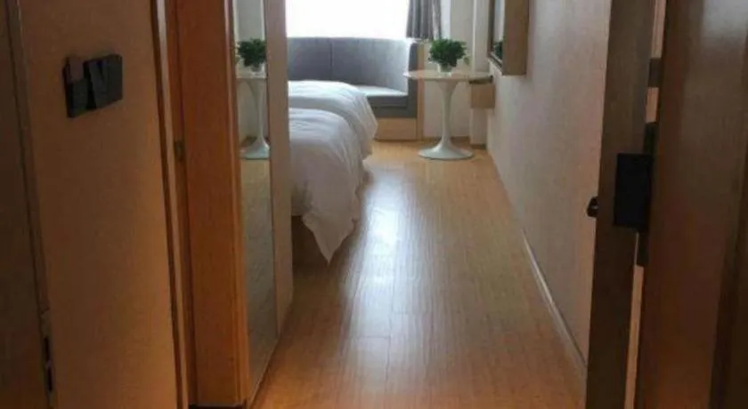 Bed in GreenTree Inn Lianyungang Suning Square Hualian Mantion Hotel