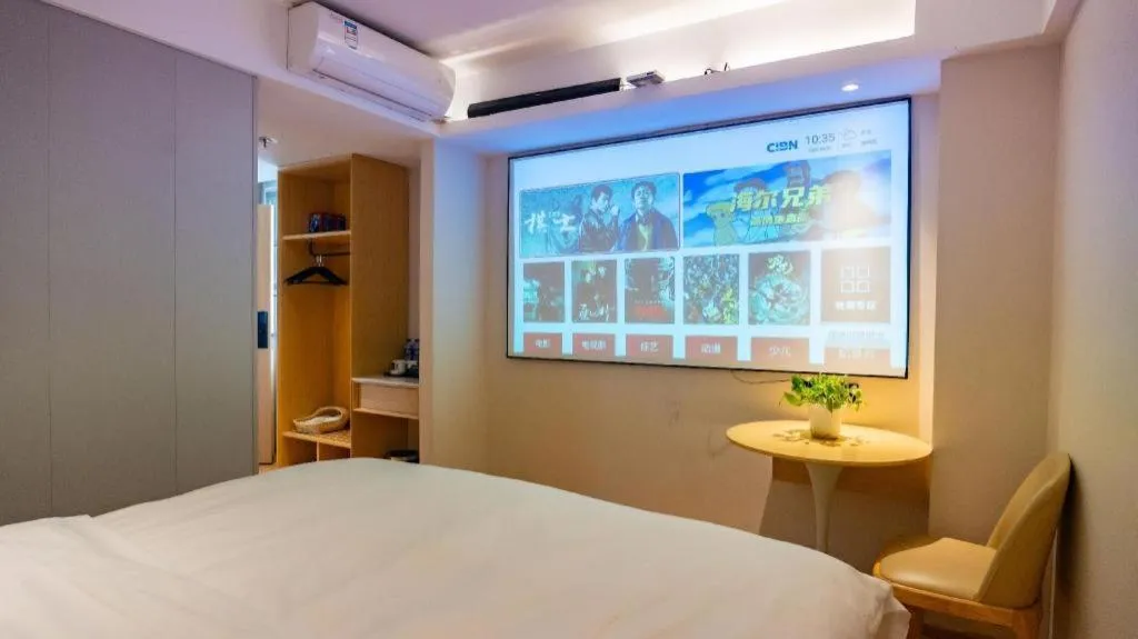 Bed in GreenTree Inn Lianyungang Suning Square Hualian Mantion Hotel