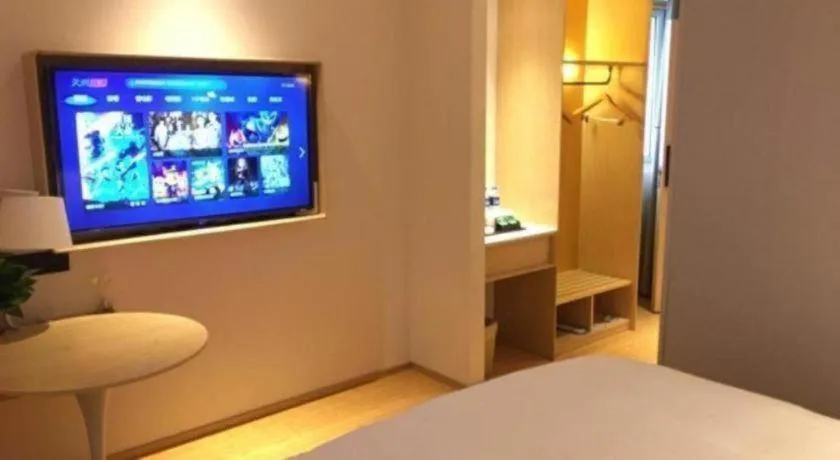 Bed in GreenTree Inn Lianyungang Suning Square Hualian Mantion Hotel