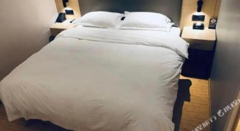 Bed in GreenTree Inn Lianyungang Suning Square Hualian Mantion Hotel