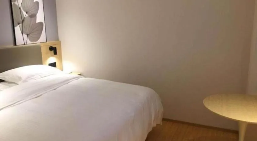 Bed in GreenTree Inn Lianyungang Suning Square Hualian Mantion Hotel