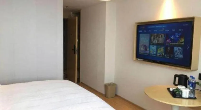 Bed in GreenTree Inn Lianyungang Suning Square Hualian Mantion Hotel