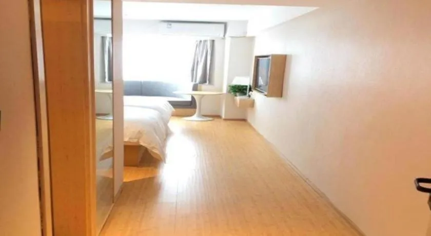 Bed in GreenTree Inn Lianyungang Suning Square Hualian Mantion Hotel