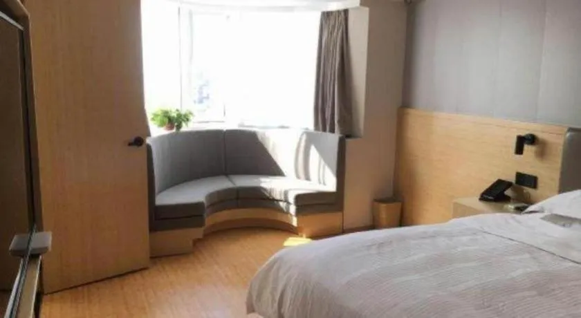Bed in GreenTree Inn Lianyungang Suning Square Hualian Mantion Hotel
