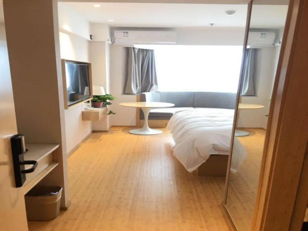 Bed in GreenTree Inn Lianyungang Suning Square Hualian Mantion Hotel
