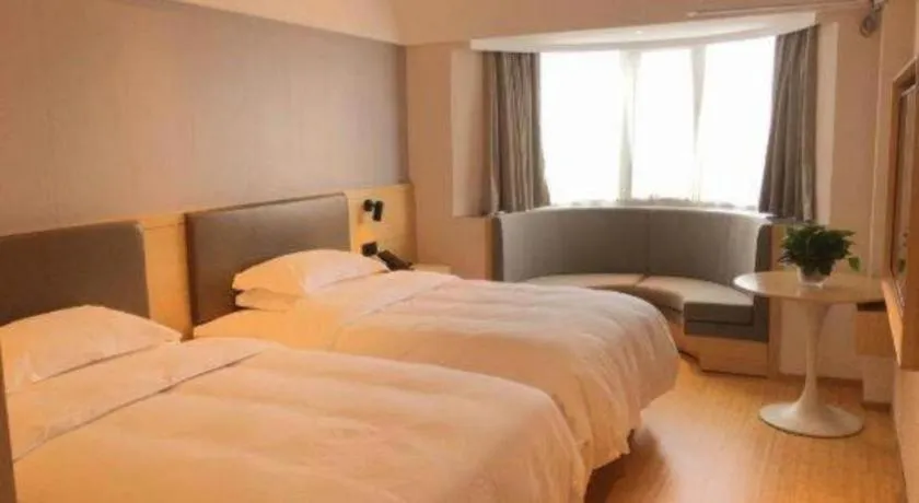Bed in GreenTree Inn Lianyungang Suning Square Hualian Mantion Hotel