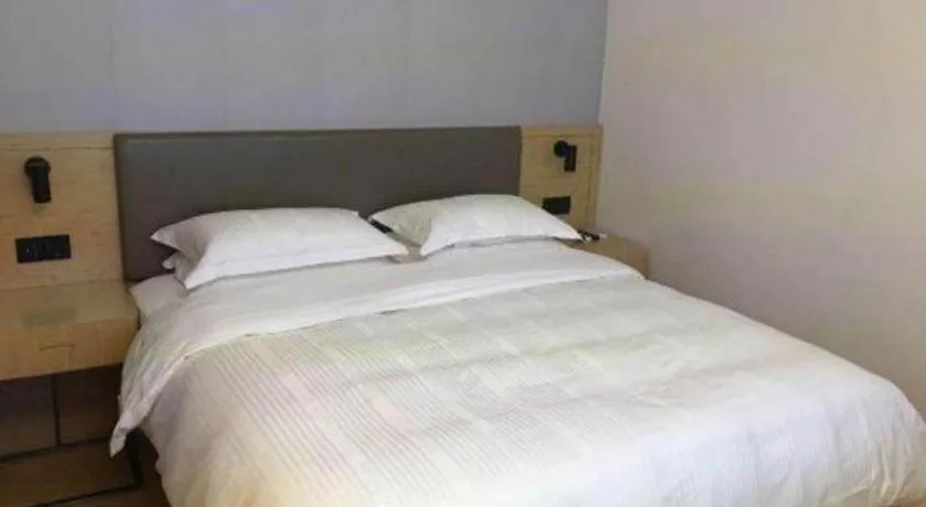 Bed in GreenTree Inn Lianyungang Suning Square Hualian Mantion Hotel