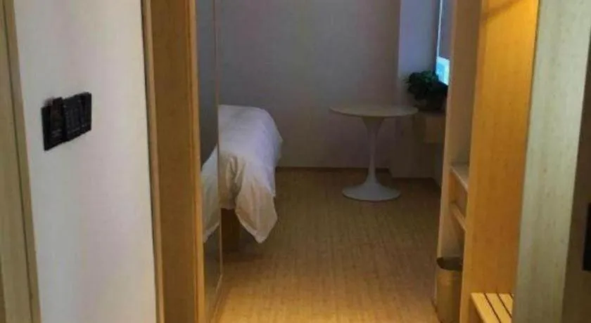 Bed in GreenTree Inn Lianyungang Suning Square Hualian Mantion Hotel