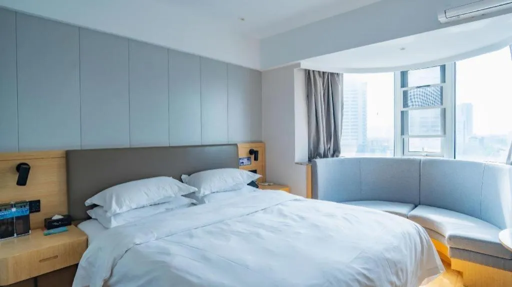 Bed in GreenTree Inn Lianyungang Suning Square Hualian Mantion Hotel