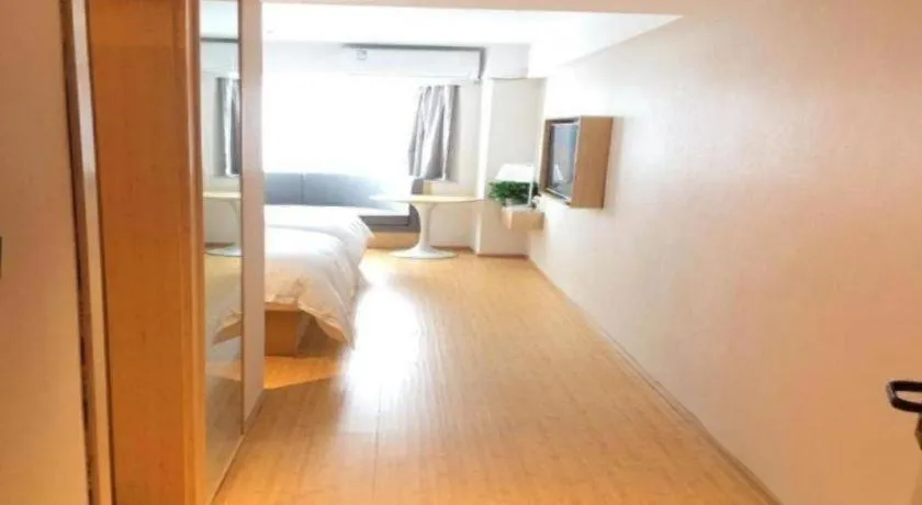 Bed in GreenTree Inn Lianyungang Suning Square Hualian Mantion Hotel