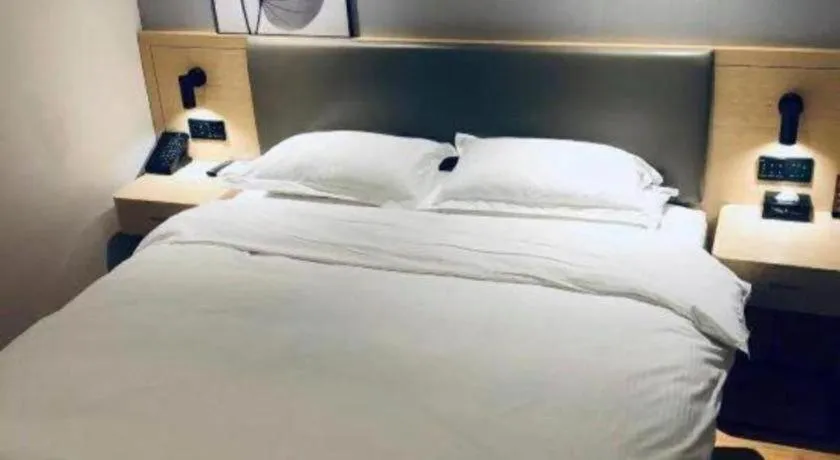Bed in GreenTree Inn Lianyungang Suning Square Hualian Mantion Hotel