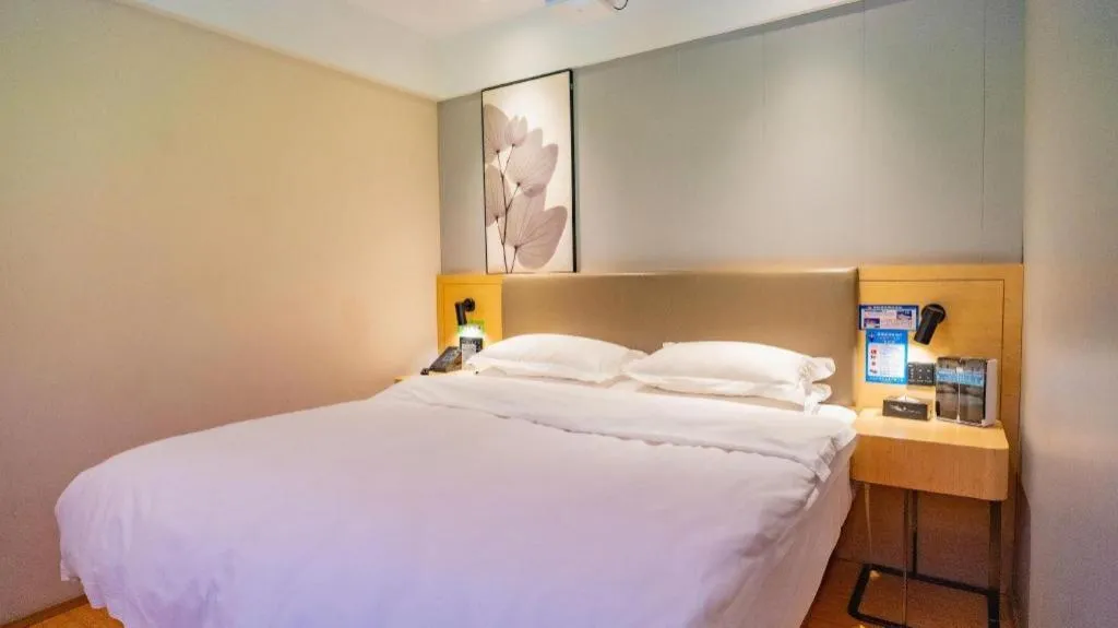 Bed in GreenTree Inn Lianyungang Suning Square Hualian Mantion Hotel