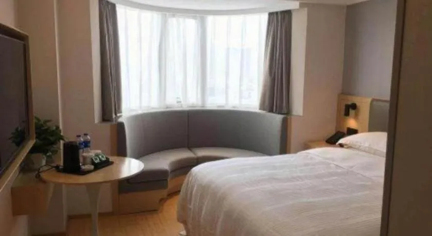 Bed in GreenTree Inn Lianyungang Suning Square Hualian Mantion Hotel