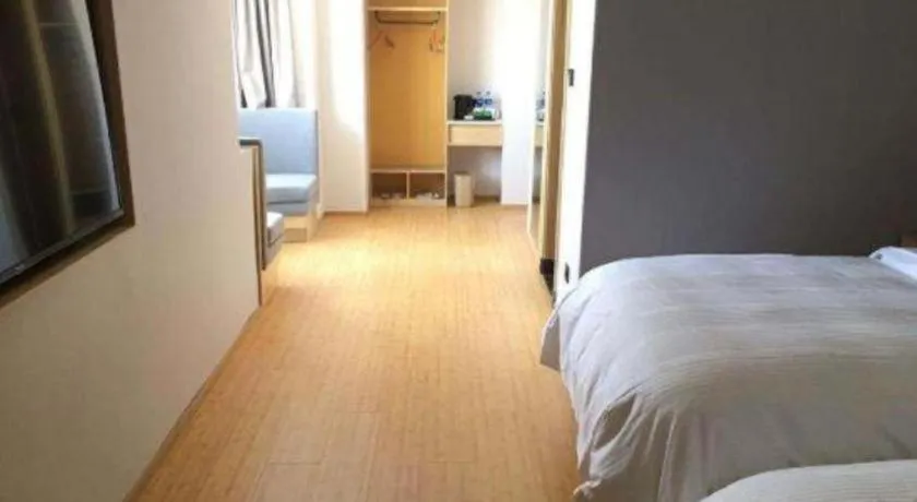 Bed in GreenTree Inn Lianyungang Suning Square Hualian Mantion Hotel