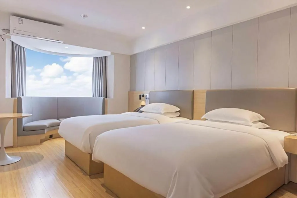 Bed in GreenTree Inn Lianyungang Suning Square Hualian Mantion Hotel