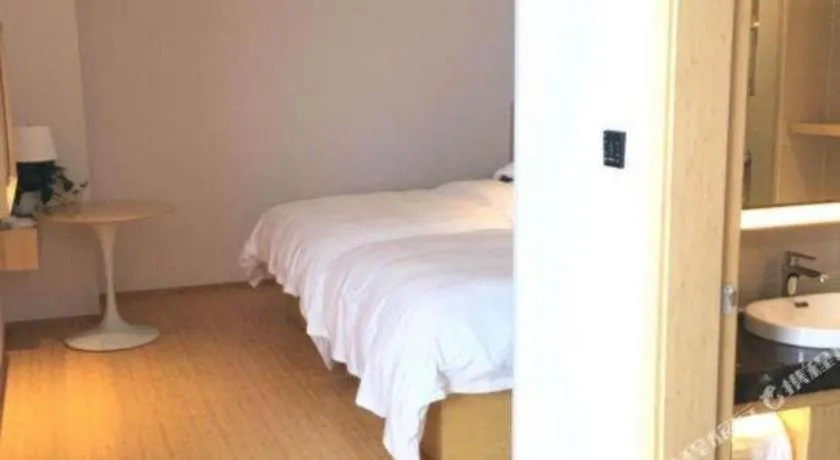 Bed in GreenTree Inn Lianyungang Suning Square Hualian Mantion Hotel