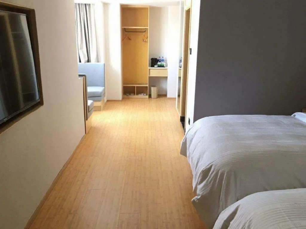 Bed in GreenTree Inn Lianyungang Suning Square Hualian Mantion Hotel