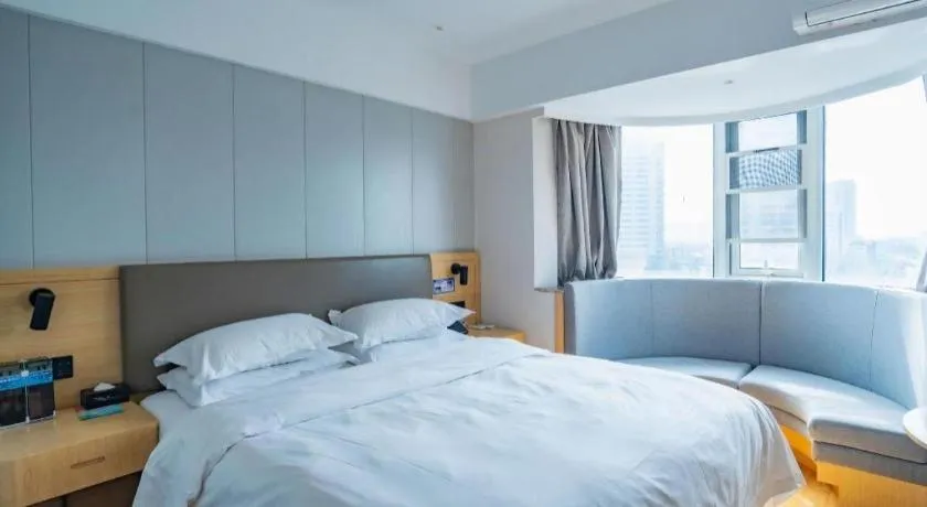Bed in GreenTree Inn Lianyungang Suning Square Hualian Mantion Hotel