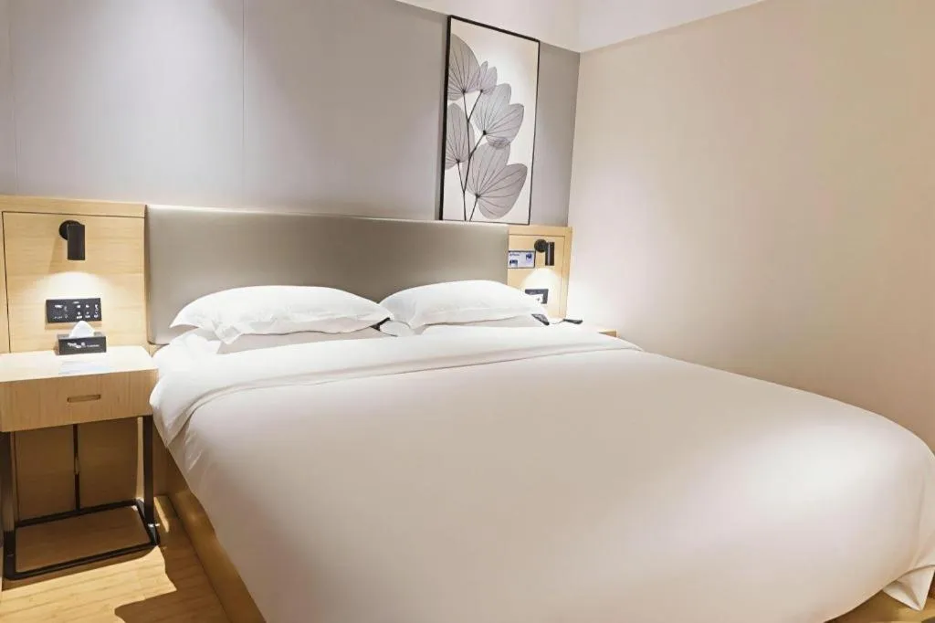 Bed in GreenTree Inn Lianyungang Suning Square Hualian Mantion Hotel