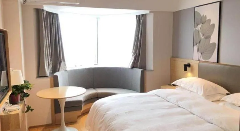Bed in GreenTree Inn Lianyungang Suning Square Hualian Mantion Hotel